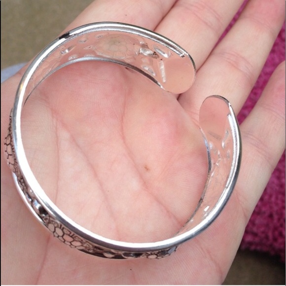 Incredible Silver Turtle Boho Gypsy Bangle (H2) - Picture 6 of 8
